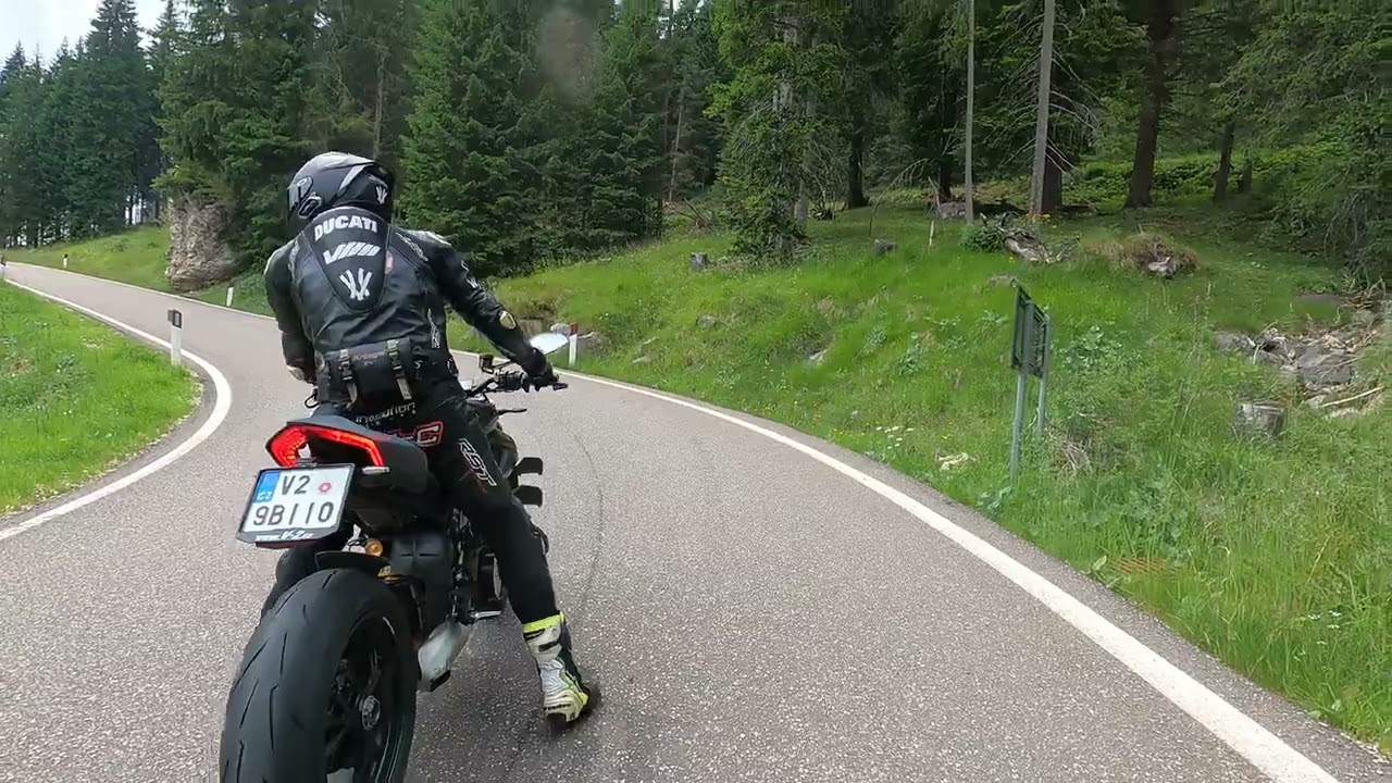 Ducati Streetfighter V4S vs. Yamaha MT-10 SP battle Passo Valles