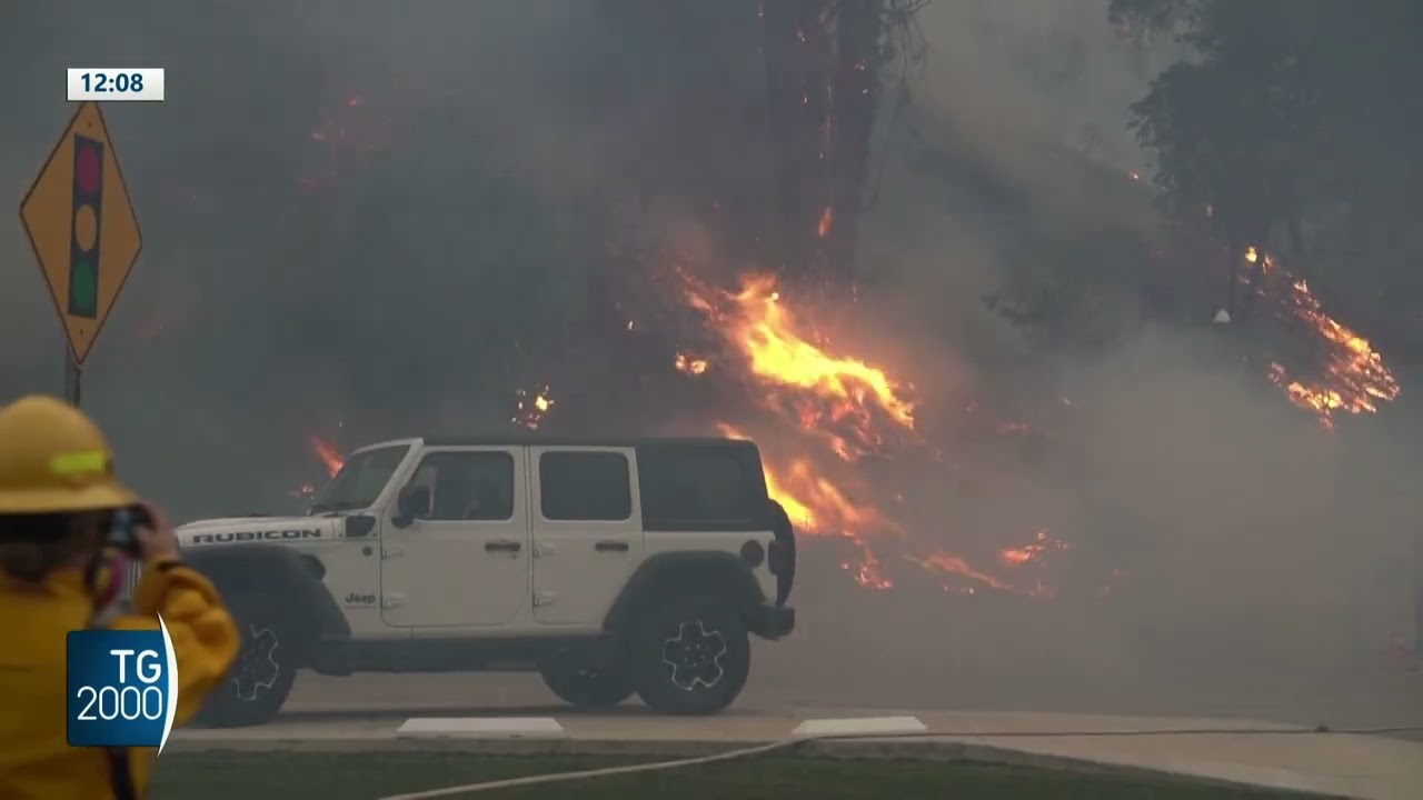 Inferno di fuoco in California, 40 mila evacuati