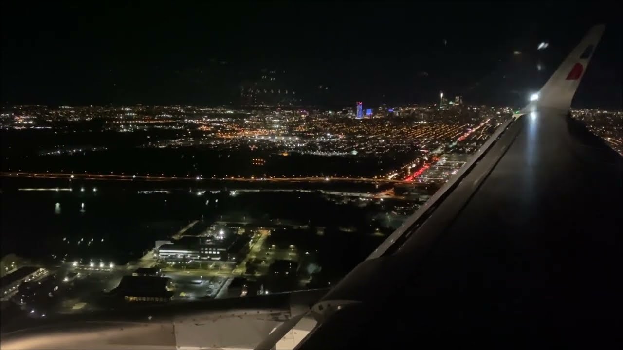 American Airlines Airbus A319 Night Landing Philadelphia Intl.