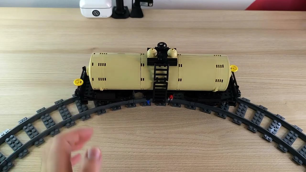 Zu SYLVESTER hatten viele einen im TANK! LESDIY MOC-81220 Four-Axle Oil Tanker Zug Klemmbausteine