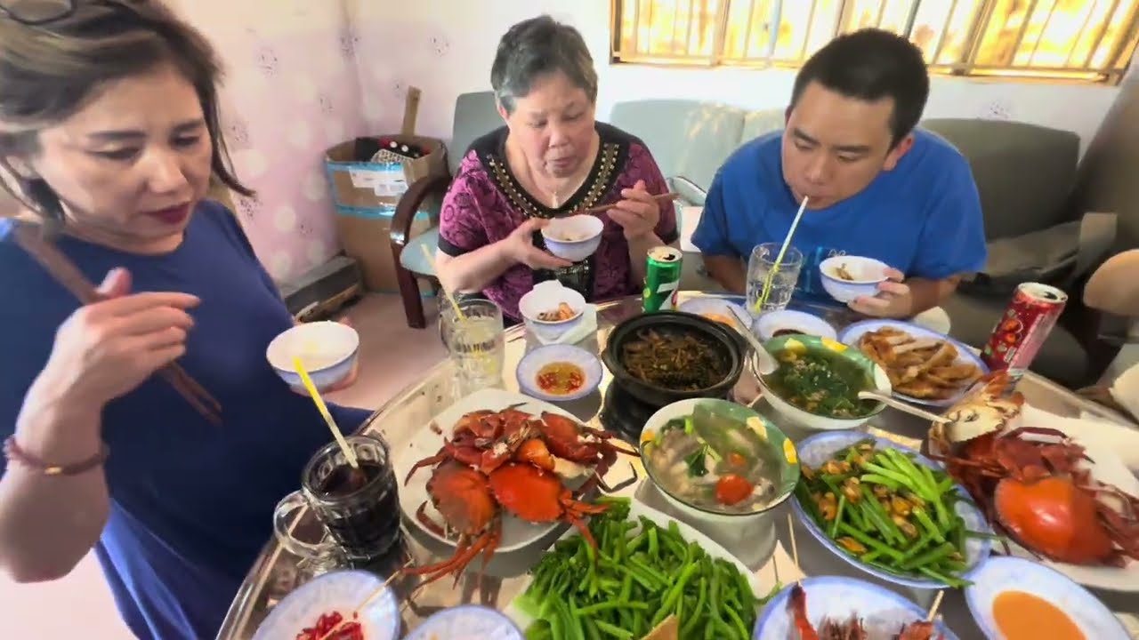Dùng bữa cơm cùng gia đình mợ 3