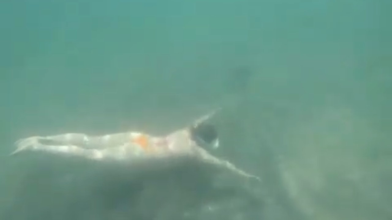 Underwater woman freediving no fins M014