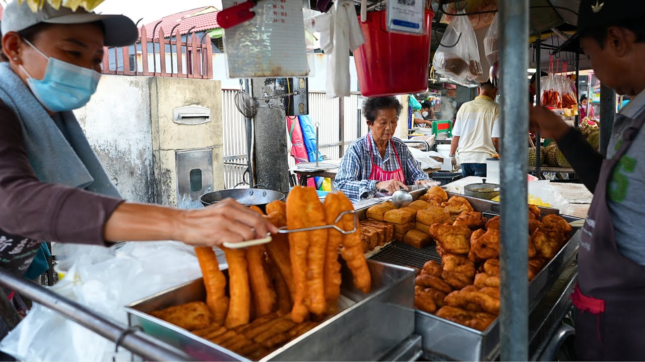 This Famous 46-Year-Old Stall Still Fries With Coconut Oil! RM1.50 Youtiao in Penang
