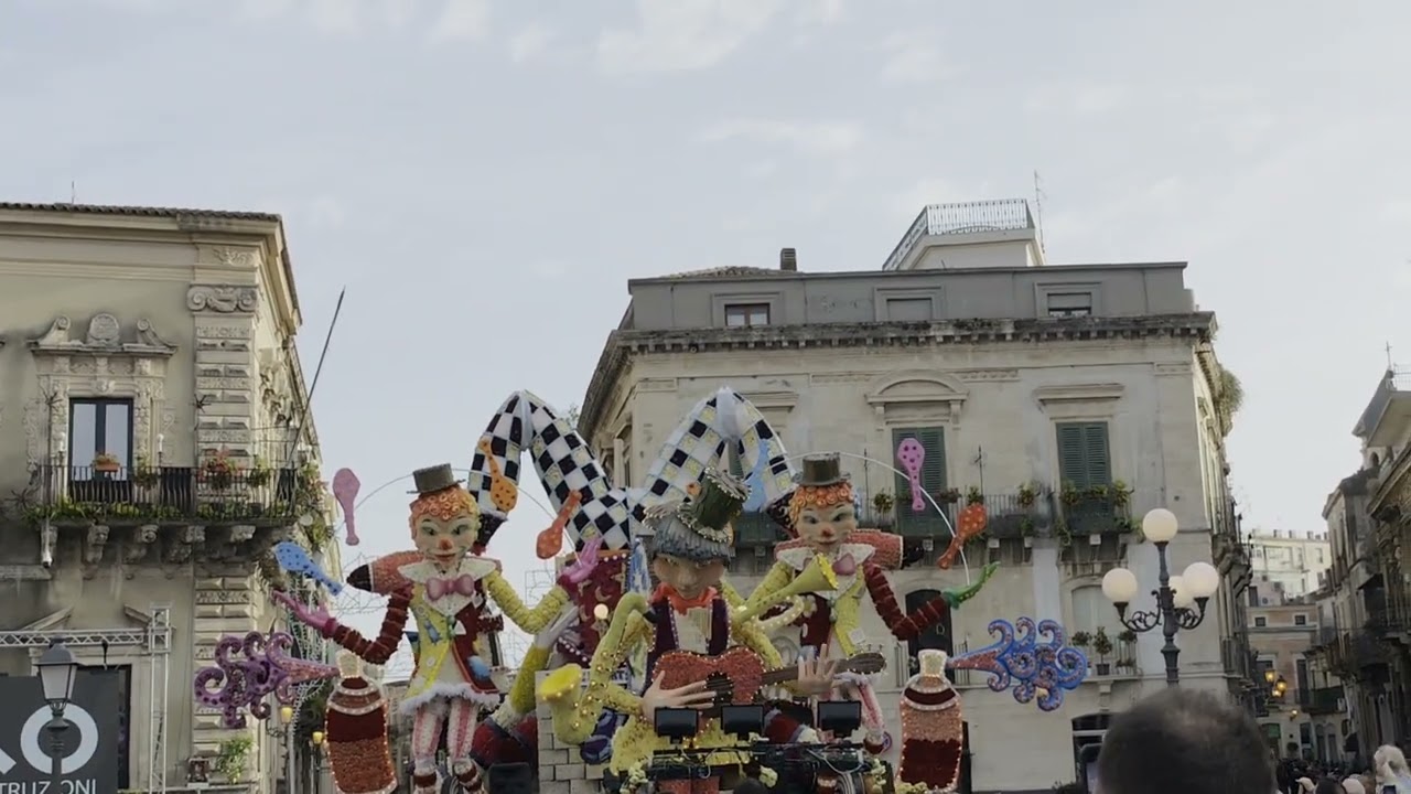 Acireale - Festa dei Fiori - Esibizione del Carro Infiorato 