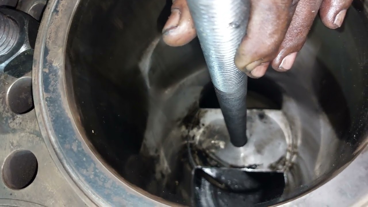 Removing cylinder liner on the big engine