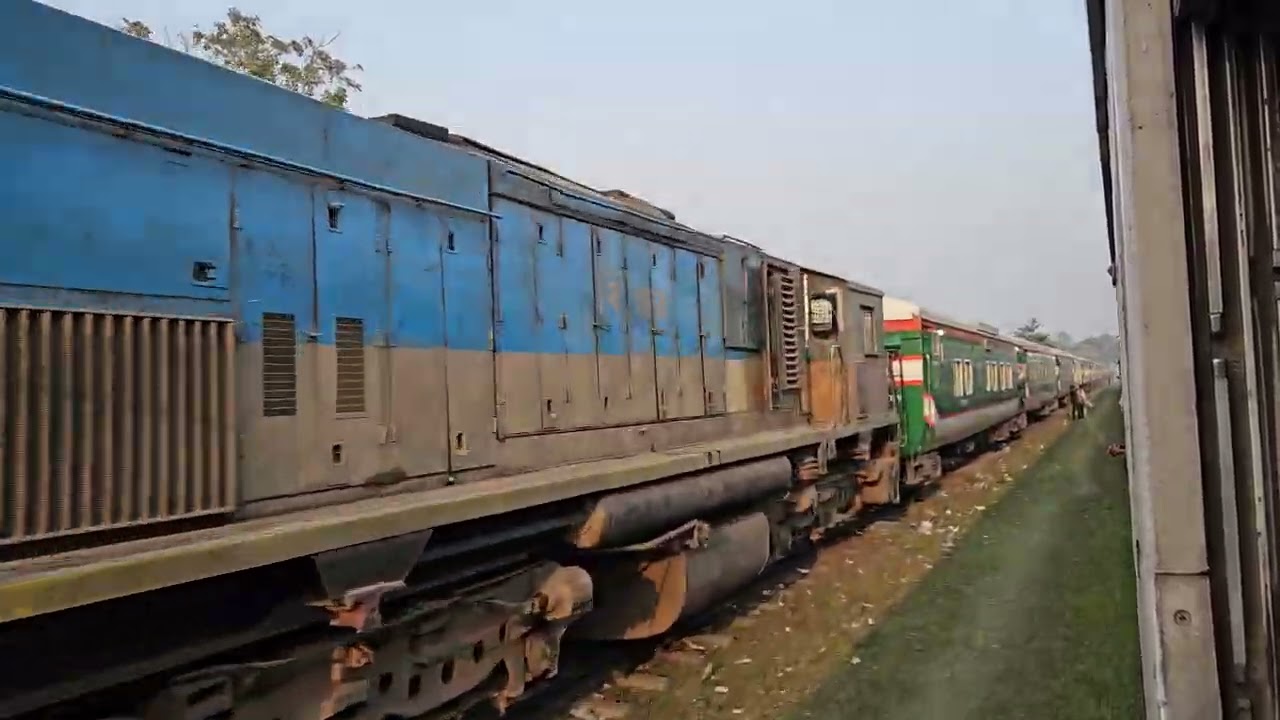 ভুয়াপুরগামী ৭৯৯ জামালপুর এক্সপ্রেসকে লুপ লাইনে বসিয়ে ঢাকাগামী ৭০৮ তিস্তা এক্সপ্রেস নরুন্দি থ্রু পাস।