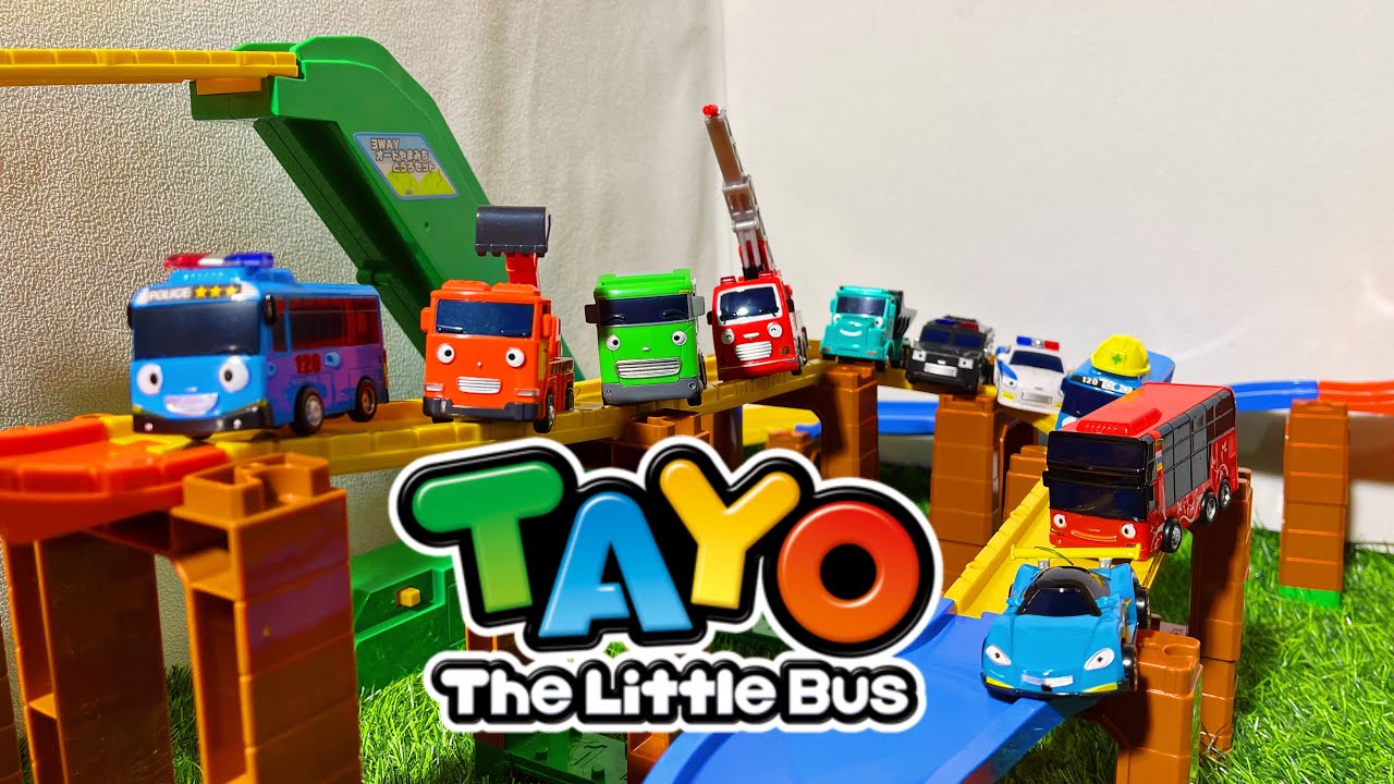 Bus tayo max pat mini berlomba menuruni lereng Tomica menaiki jalur eskalator melaju cepat