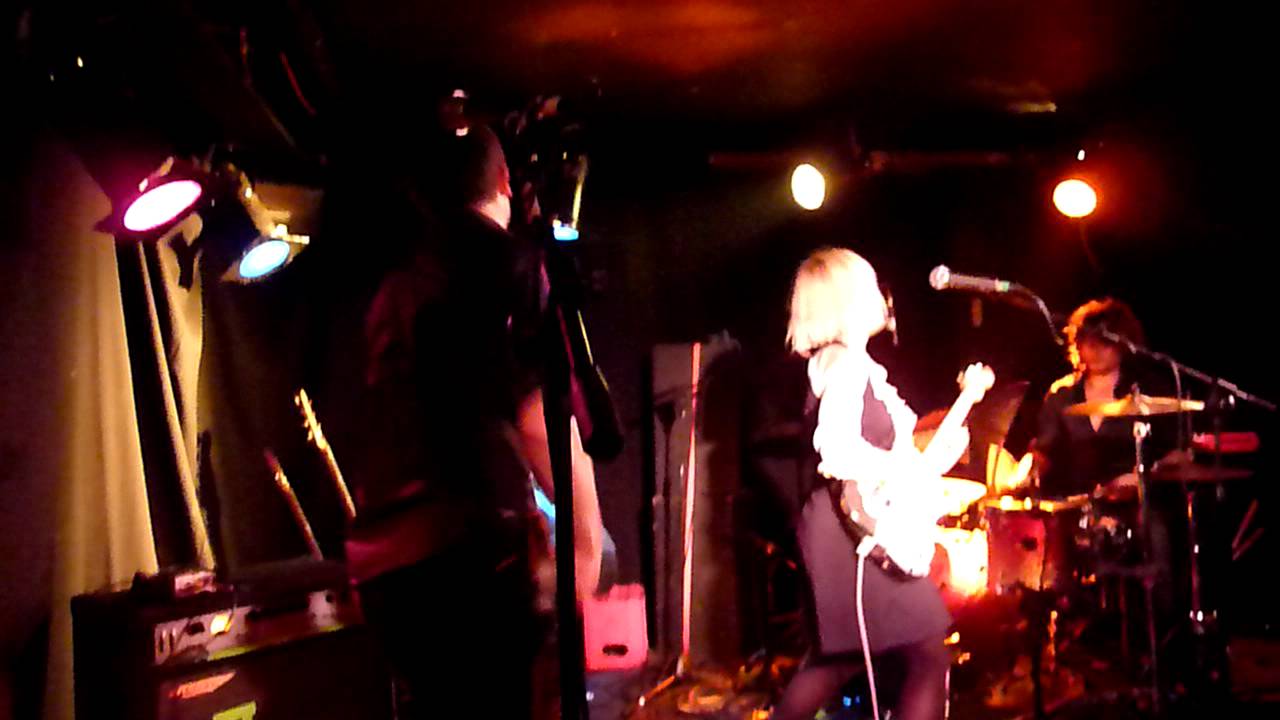 While the Flies - The Joy Formidable - Northampton - 29 March 2010.MOV