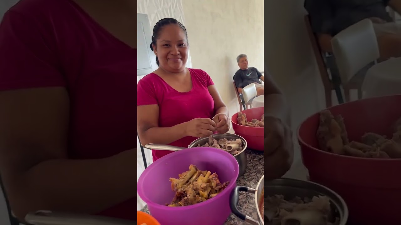 TAMALES DE POLLO ROJOS Y VERDES DE PUERCO