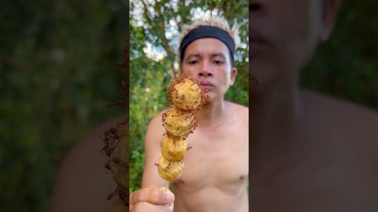 Survival skills - Eating red ants with hot dog
