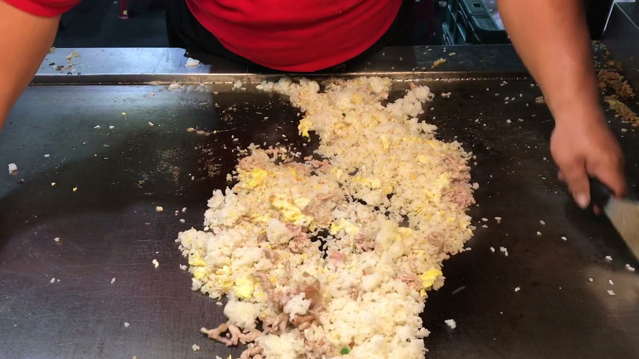 ずっと見てられる、鉄板で作るパラパラ炒飯！台湾 六合夜市の名物屋台（光頭老闆鐵板炒飯）