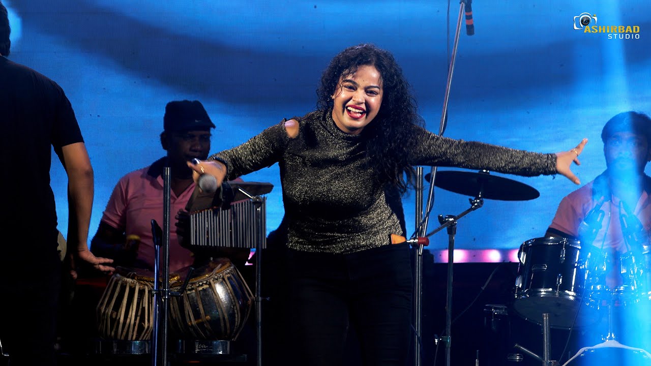 Auva Auva Koi Yahan Nache - Disco Dancer | Usha Uthup, Bappi Lahiri | Anamika Live Performance
