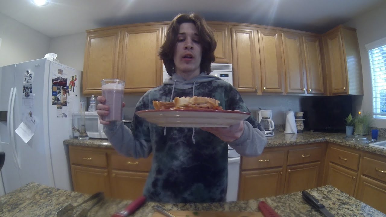 ХРУСТЯЩИЙ СЭНДВИЧ С БЕКОНОМ И ФРУКТОВЫЙ СМУЗИ! | Stoner Munchies