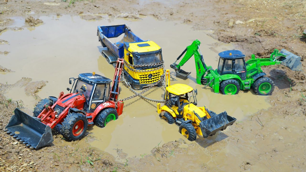 Авария с большим самосвалом на грязной трассе. Грузовик JCB 5CX, гидравлический кран, большой авт...