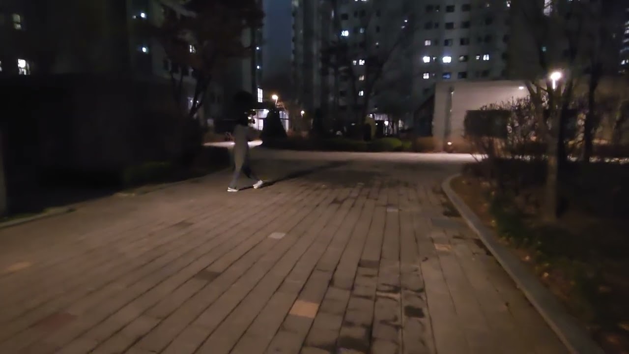 2년 넘게 월급없이 지내온 고참과 애기나눴다. 월급이, 수입이 없는 삶, 참 쉽지 않더라고 했다. 돈 나오는 데 없는데, 산다는 게..하루 벌어 하루 먹고 사는게 안 쉽다.#생계