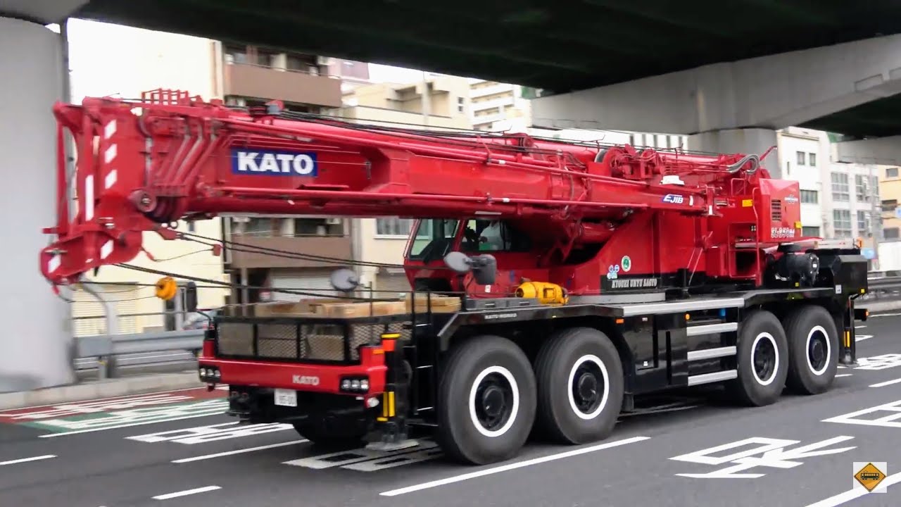Rough terrain cranes moving on the road/移動中のラフタークレーン