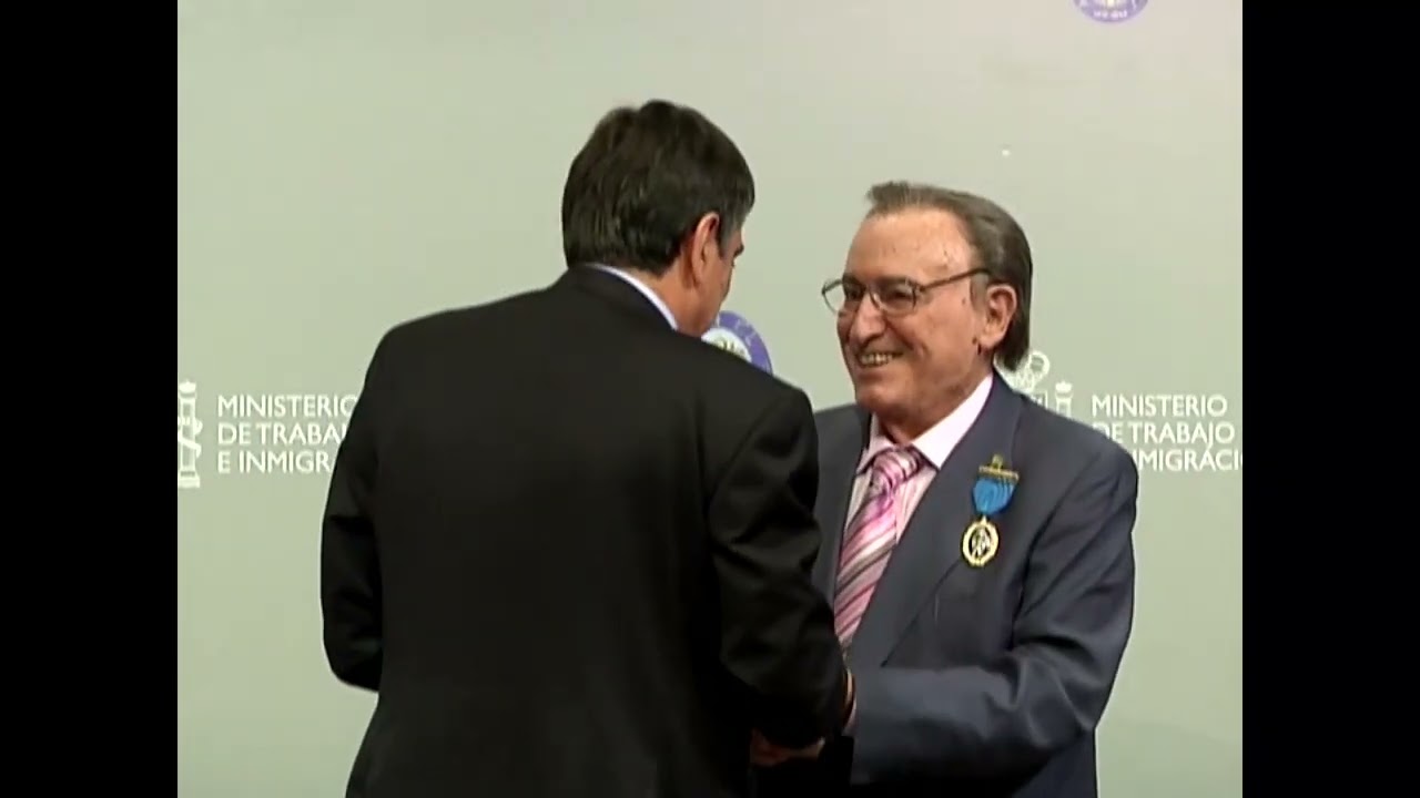 Manolo Escobar - Medalla de Oro al Mérito en el trabajo (2011)