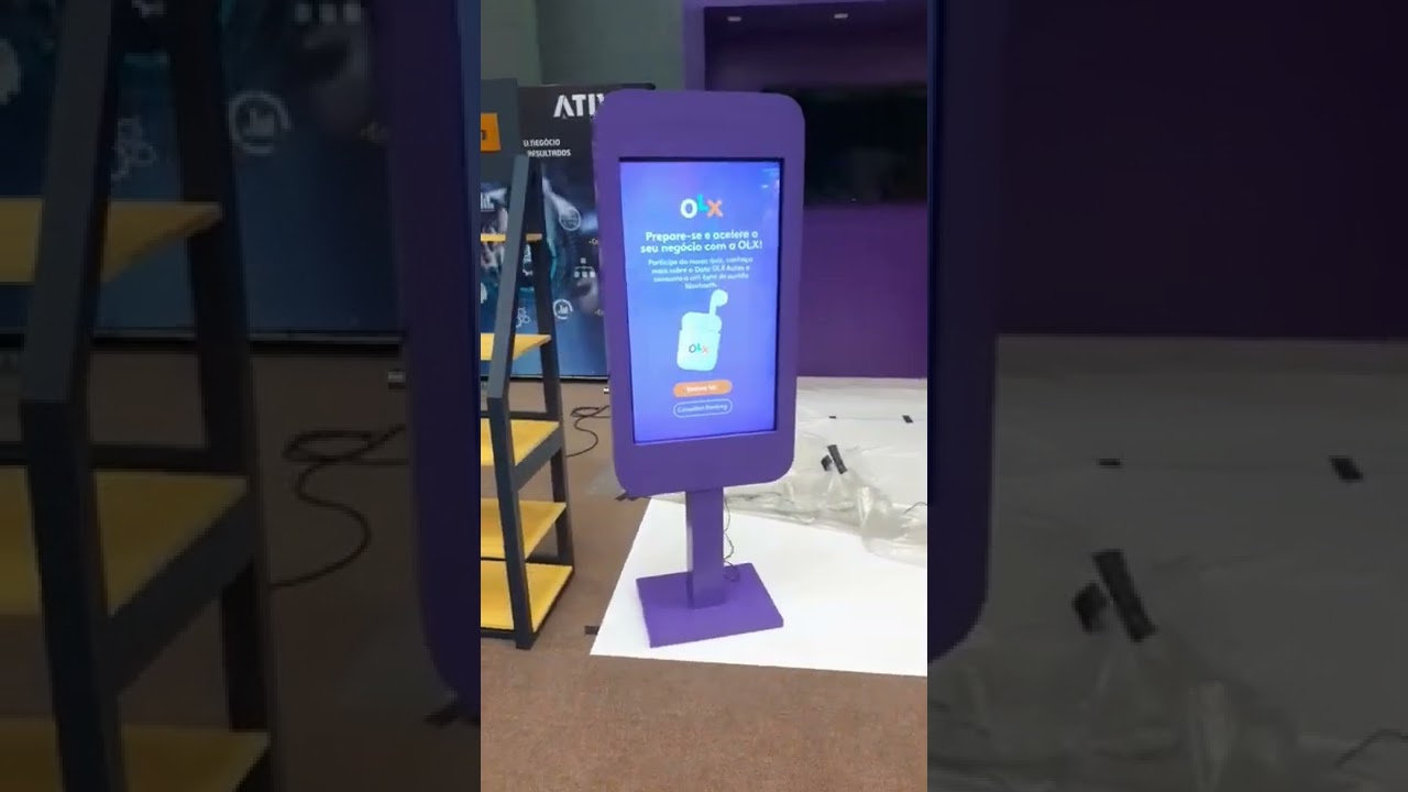 totem interativo personalizado para o estande da olx no evento FENABRAVE  Centrosul em floripa