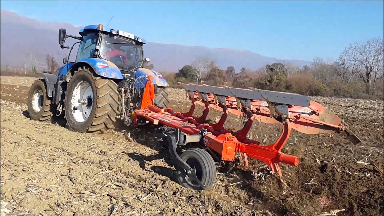 New Holland T7.235 AC with Kuhn vari master 153