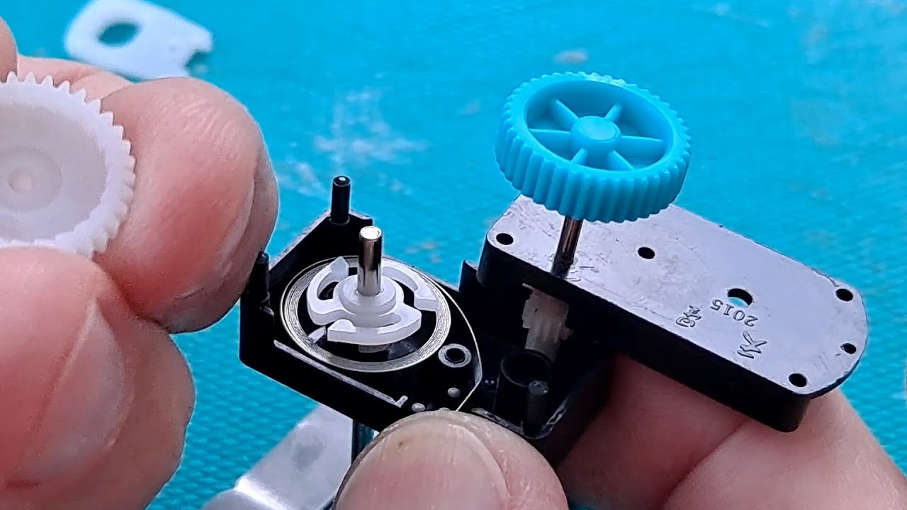 Peek inside a small clockwork wind up motor module 20210912