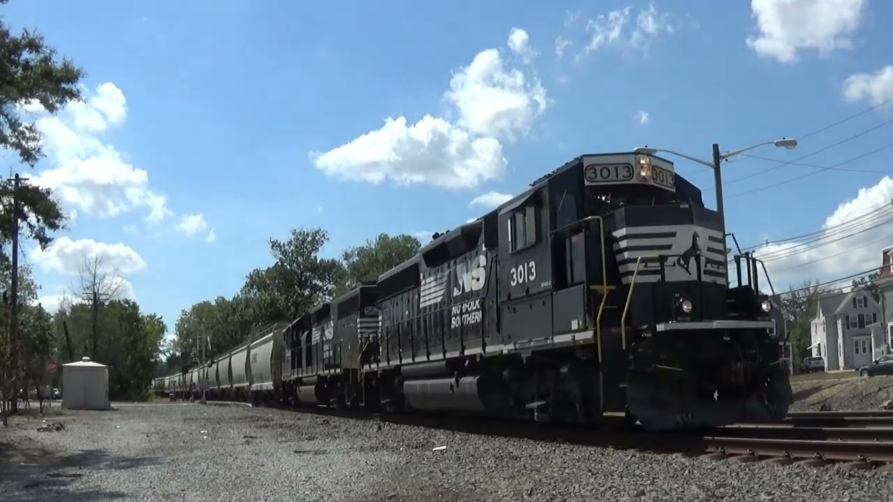 NS 3013 leads MI-21 NB in Wenonah & Woodbury - 9/4/25