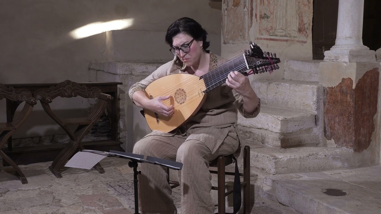 Sonata in F major by S. L. Weiss - Evangelina Mascardi lute