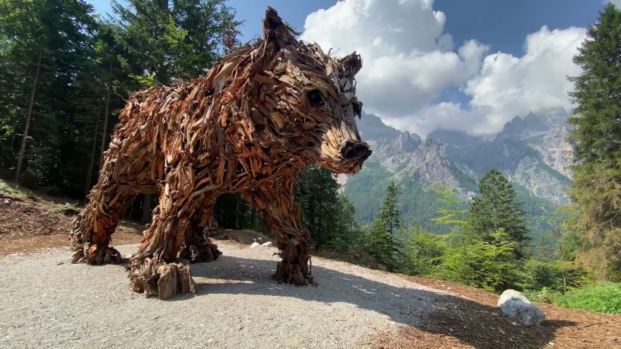 IN VIAGGIO CON LA FAMIGLIA - Molveno, rifugio La montanara e la scultura di legno dell'orso