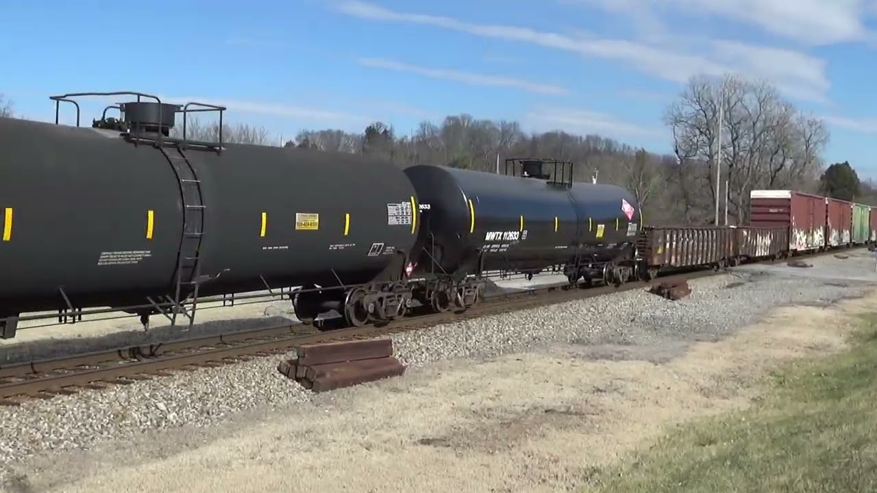 Train 127 1/21/26. Bluff City, TN. 127 has 2 Engines: NS 4011 NS 4324. 127 has 132 cars.