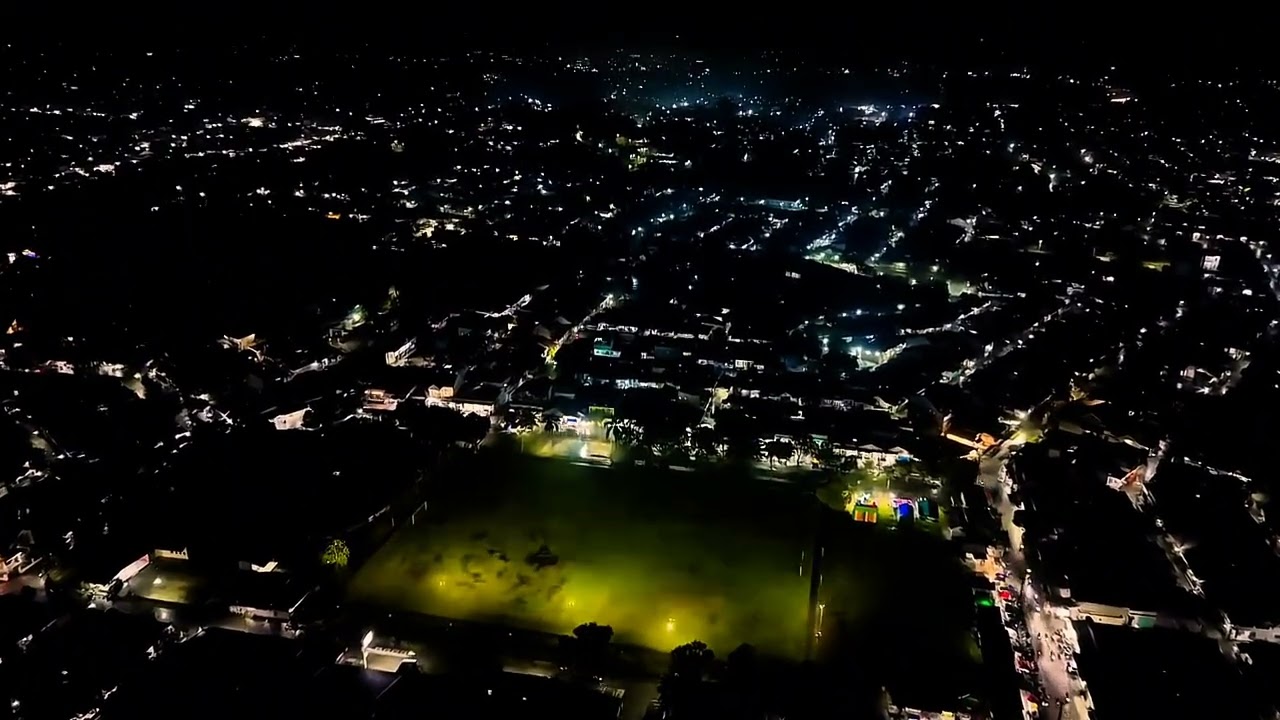 Melihat sudut perumahan dari ketingguan dengan dji Mini 5 Pro. 