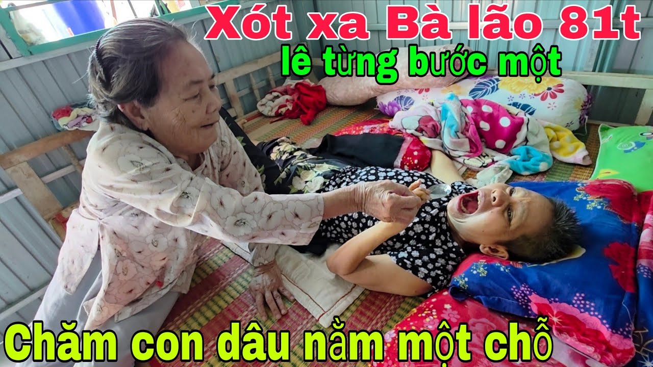 Quá Xót xa Bà lão 81 tuổi  lê từng bước một chăm con dâu năm một chỗ