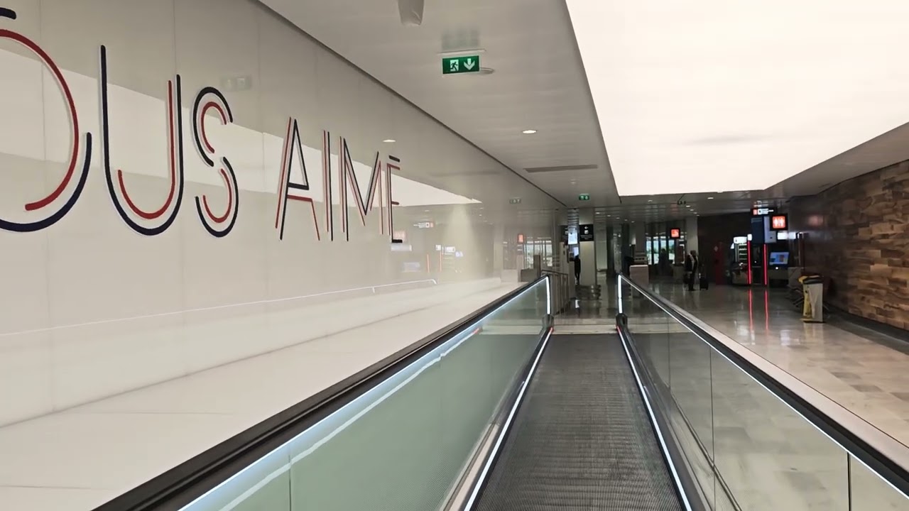 France, Paris, Charles du Gaulle, 1X moving sidewalk