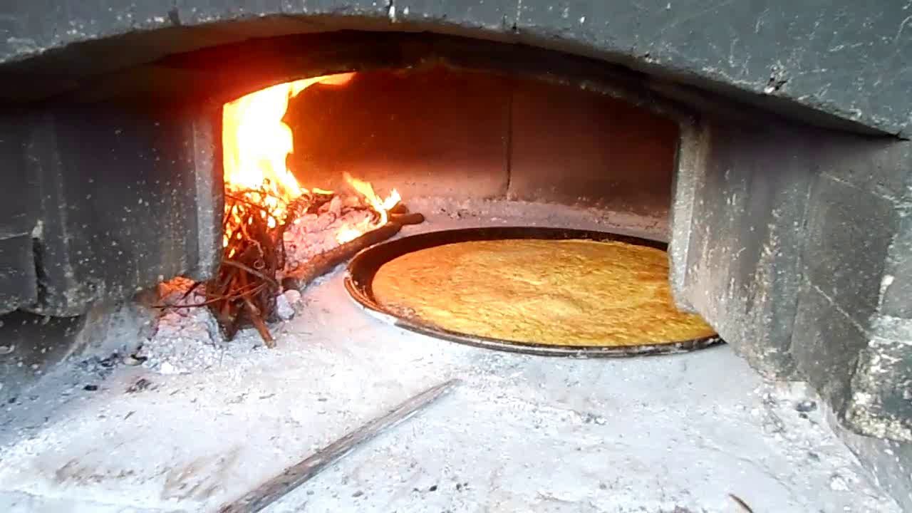 Farinata genovese cotta nel forno a legna