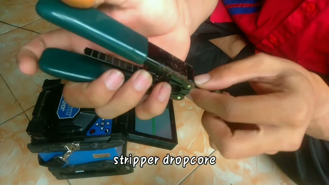 DOKUMENTASI PKL-OBAJA SARJONO SIDABUTAR 12 TJKT 3. MENYAMBUNG KABEL FO