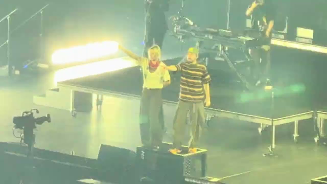 Linkin Park - Papercut - Live at Rod Laver Arena, Melbourne, Australia 8.3.26