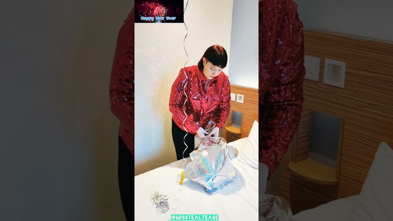 HAPPY NEW YEAR with inflating helium balloons!