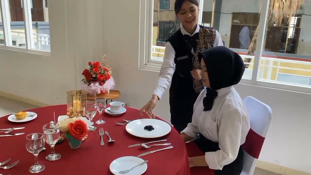 Pelayanan Makanan dan Minuman American Service by Jurusan Perhotelan SMKN 4 Malang 2024