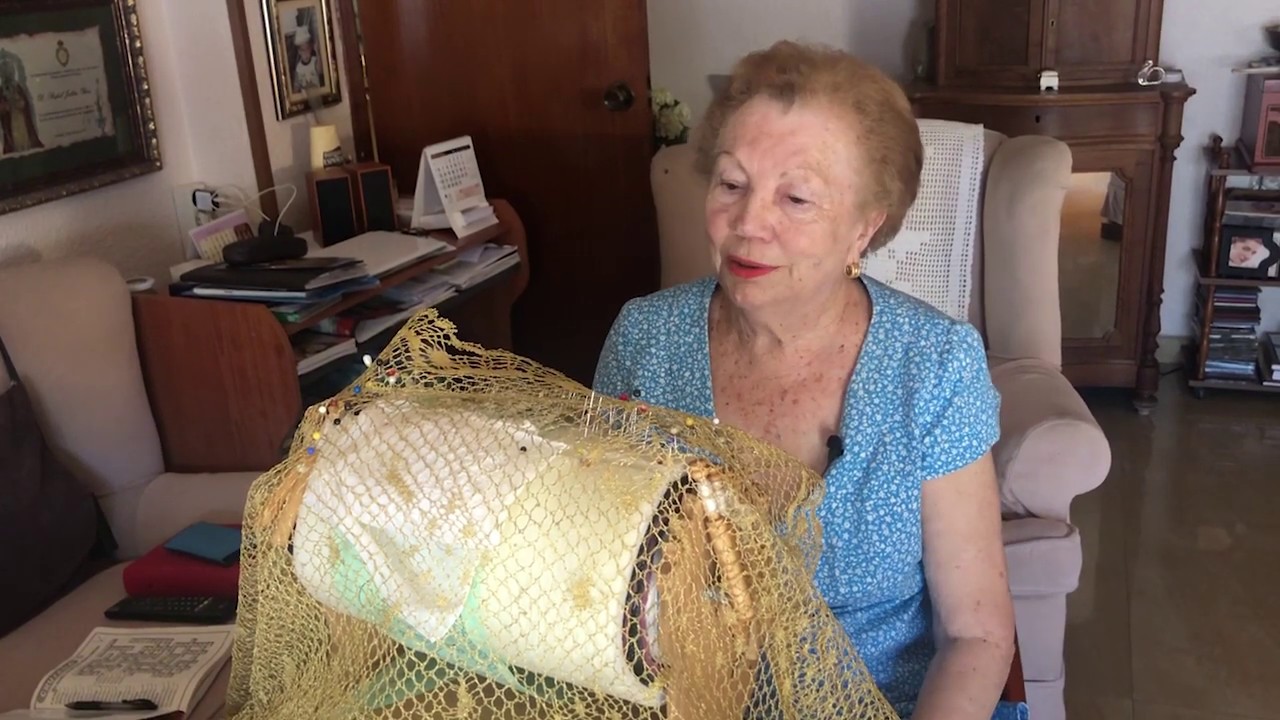 Una vecina de Cartaya dedica tres años a bordar una mantilla a la patrona