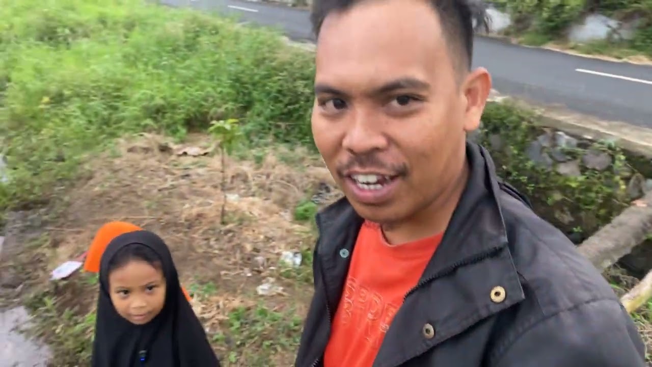 Mencari ikan di pinggir sawah