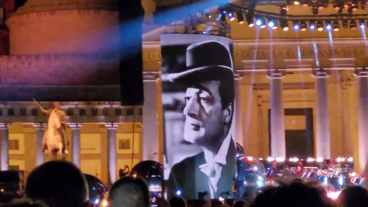 Gigi D'Alessio canta Napule in Piazza del Plebiscito a Napoli