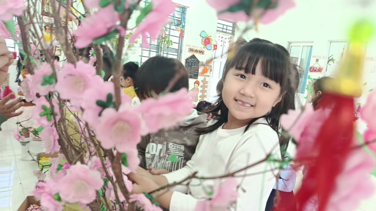 Trang trí cây đào, cây mai chuẩn bị đón Tết. Lớp 5-6 tuổi A3. Trường MN Vạn Giã