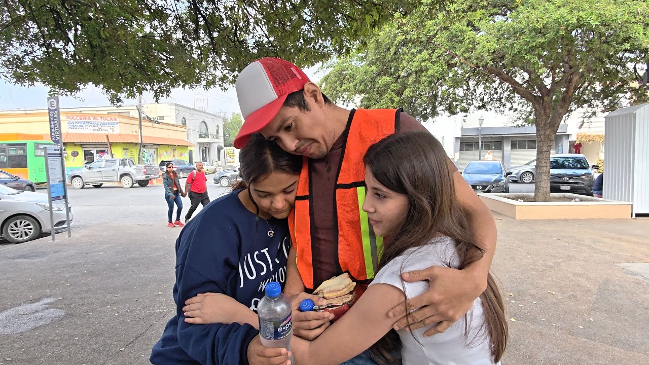 Le di recompensa millonaria a hermanas honestas para salvar a su padre 😭 su reacción vale oro