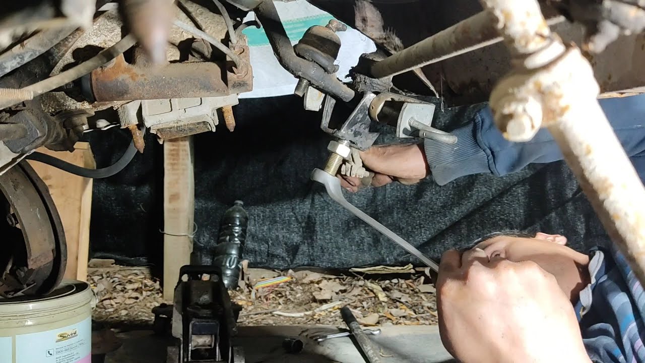 Desarmando tren delantero fiat 600.