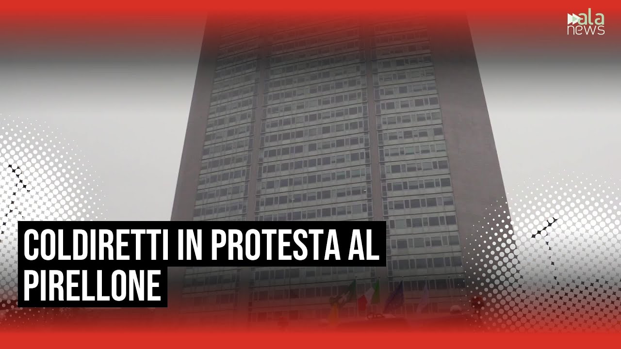 Milano, Trattori sotto al Pirellone per la protesta degli agricoltori di Coldiretti