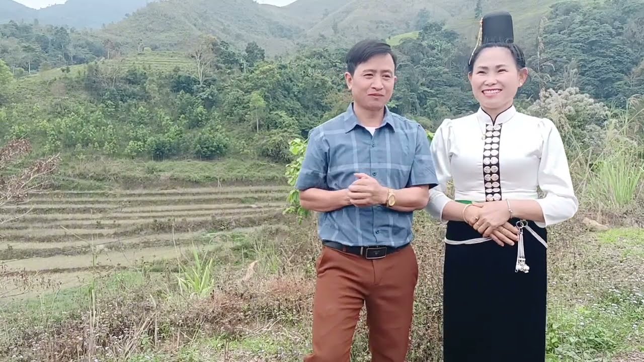 Hoa đã Lạ côn khăn chi đóng pền kèm xỉa ai nơ 