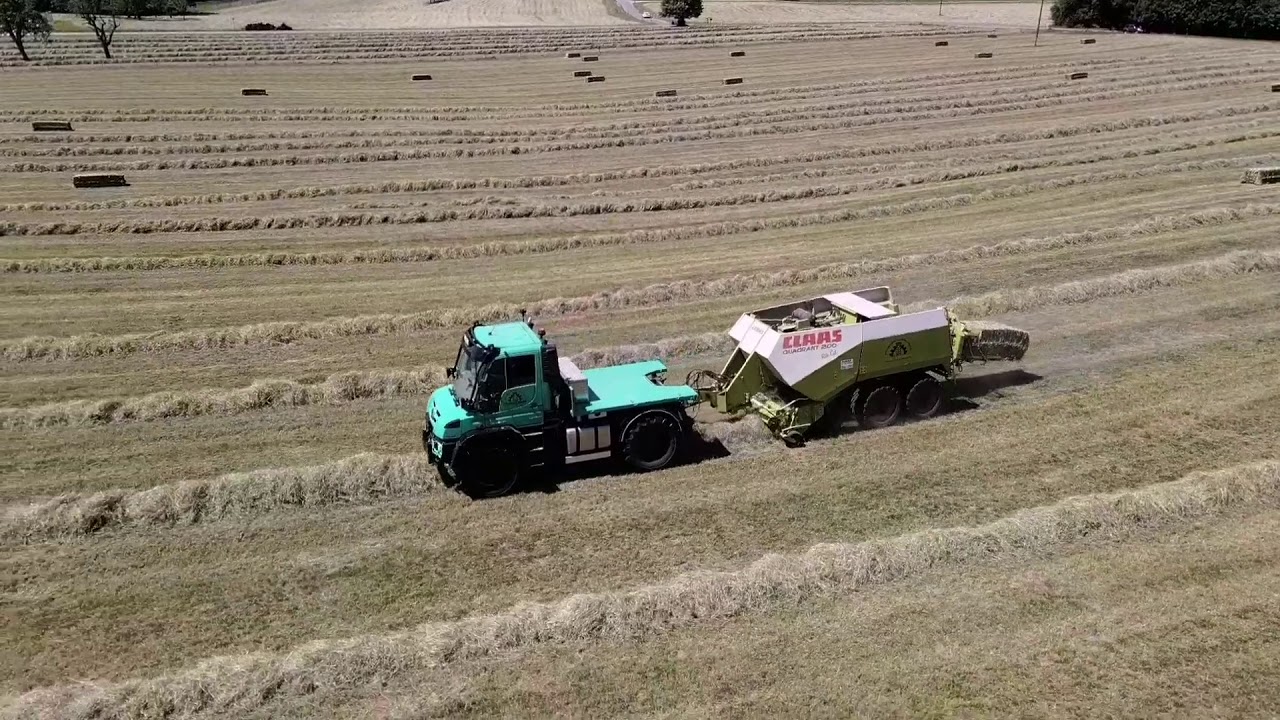 Unimog U529 mit Claas Quadrant 2100 am Heu pressen