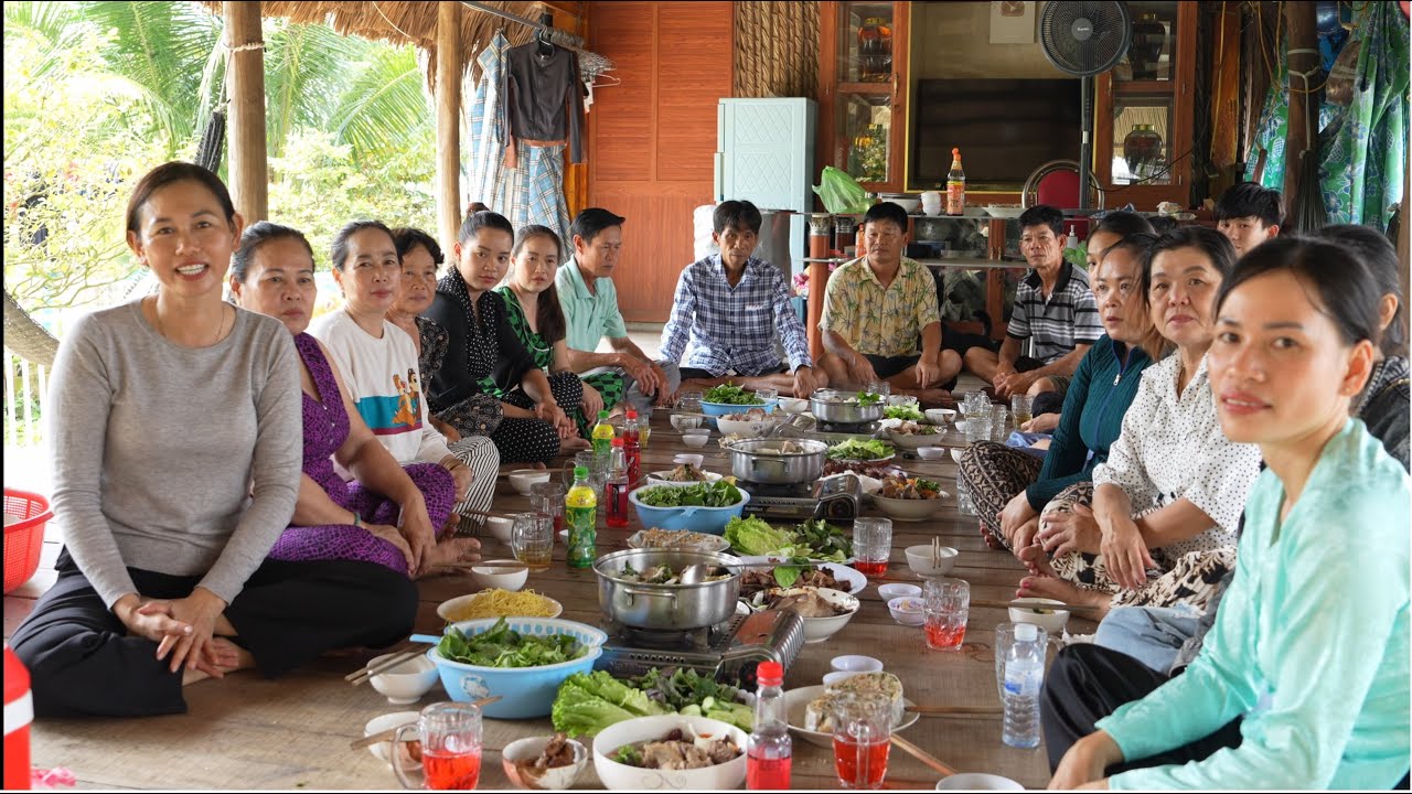 1784 / Chú Bảo Phạm tặng nhóm nguyên con heo ăn lễ Noel