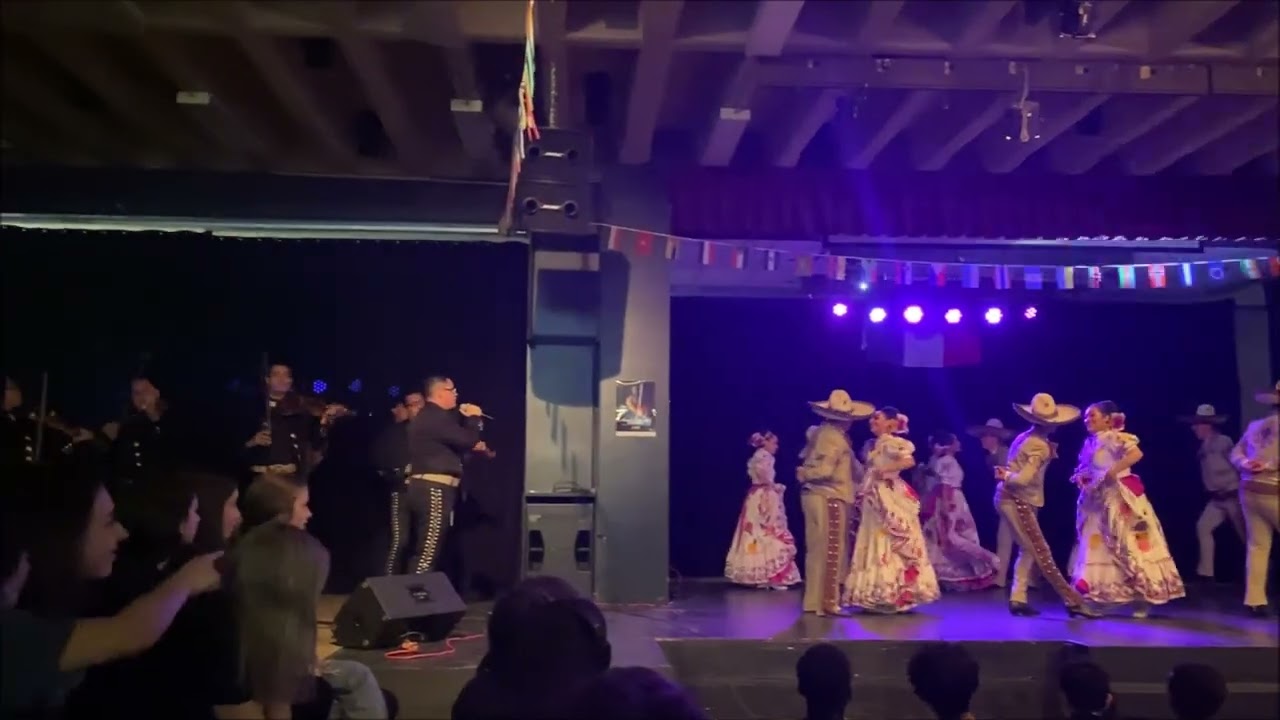 Estudiantes canadienses quedan encantados con ballet folkl&oacute;rico mexicano