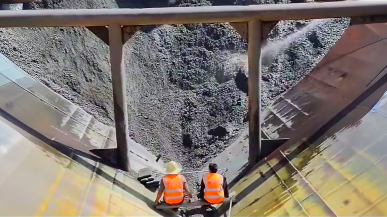 Barge unloading 3400 tons of coal - hot weather 40 °C - Vlog of work on barge