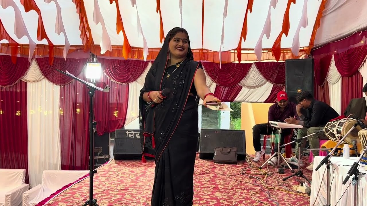 हसी के कहायी गुजरिया पियवा से । गढ़ायी दा झुलनी #बंदना दूबे लाइव स्टेज शो 2025