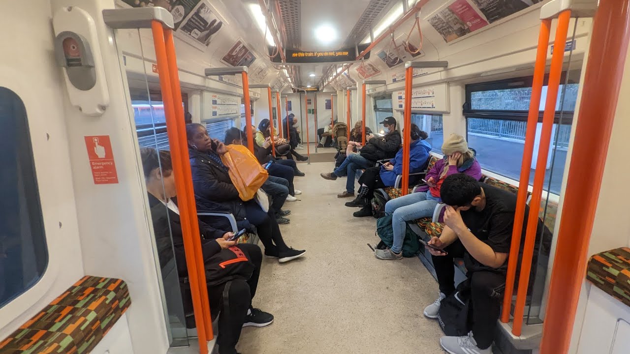 London Overground full journey Clapham Junction to Dalston Junction 17/10/2022